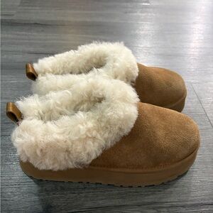 Like New UGG Chestnut Tazzelle Women Size 9 Slippers